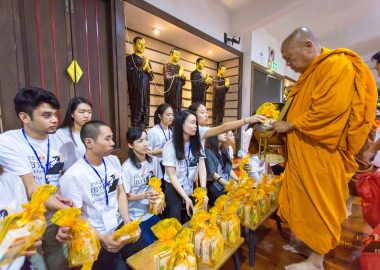 Asalha-Puja-Foof-offring-to-monk-3